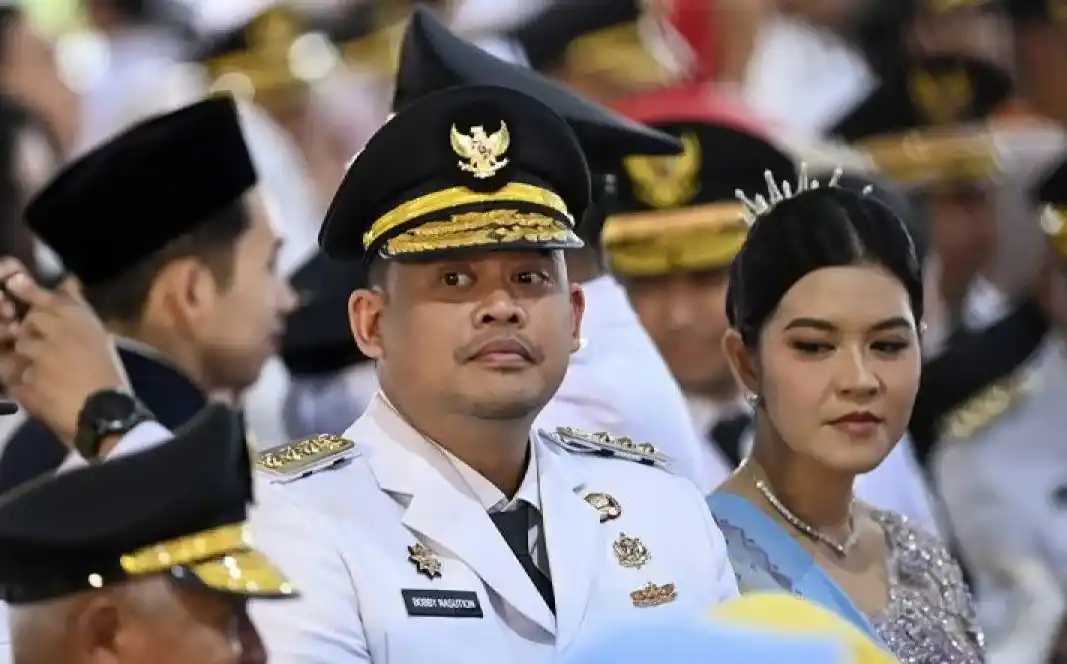 Gubernur Sumatera Utara Bobby Nasution (kedua kiri) bersama istri Kahiyang Ayu (kanan) mengikuti upacara pelantikan di kompleks Istana Kepresidenan, Jakarta, Kamis (20/2/2025)