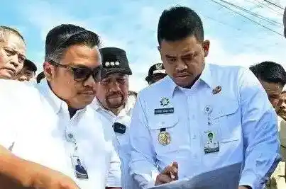Gubernur Sumatera Utara, Bobby Nasution Kepala Dinas PUPR Sumatera Utara Topan Ginting meninjau Tanggul Sungai Dalu-Dalu, Desa Sukaraja dan Bendungan di Desa Tanjung Muda, Kecamatan Air Putih, Kabupaten Batubara, Sumut, Rabu (11/6/2025)
