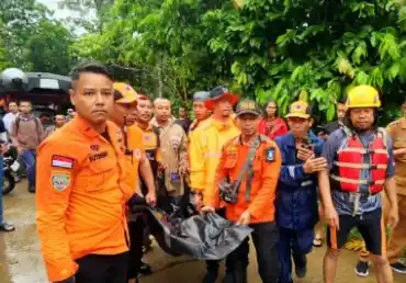 Tim SAR evakuasi jasad bocah SD yang hanyut di sungai di Baros (Foto: Ist)