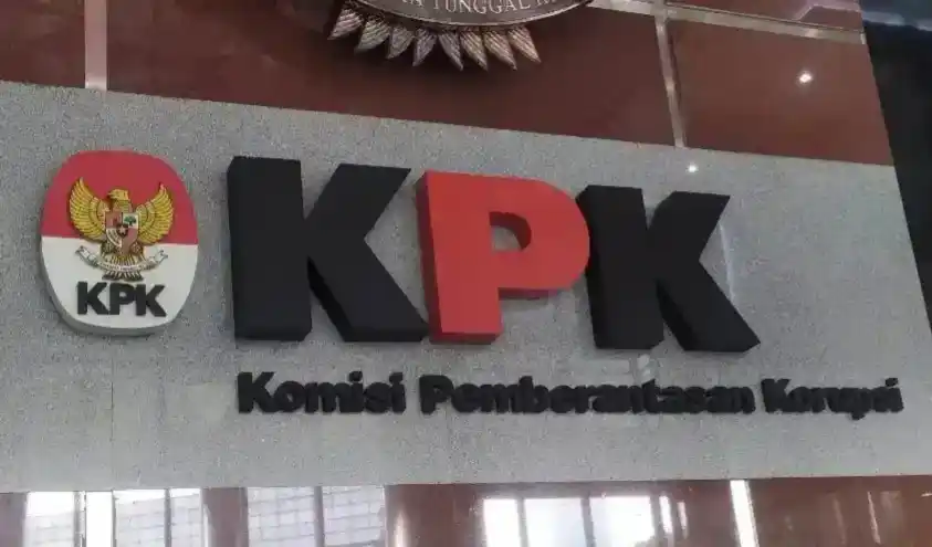 KPK memeriksa Direktur PT Niogayo Bisnis Konsultan Erika Augusta dalam pengembangan kasus dugaan suap pemeriksaan pajak di Ditjen Pajak Kementerian Keuangan. Pemeriksaan ini mempertegas penyidikan yang terus melebar, setelah lima orang lebih dulu ditetapkan sebagai tersangka dari unsur pejabat pajak dan pihak swasta. (Foto: Dok MI)