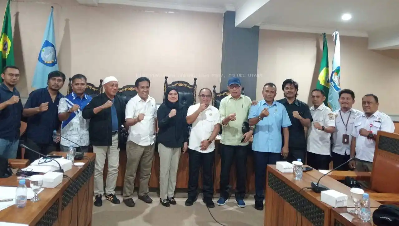 Pose bersama jajaran Komisi III dan BPBJ Malut sebagai penutup rapat kerja pada Rabu 3 Februari 2025. (Dok MI/BPBJ Malut)