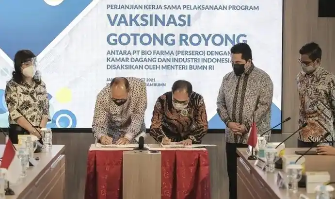 Penandatanganan perjanjian kerja sama pelaksanaan Vaksinasi Gotong Royonga antara Direktur Utama Bio Farma Honesti Basyir (ketiga kanan) dan Ketua Umum Kamar Dagang dan Industri (Kadin) Indonesia Rosan P. Roeslani (ketiga kiri) di kantor Kementerian BUMN, Jakarta, Sabtu (13/3/2021).
