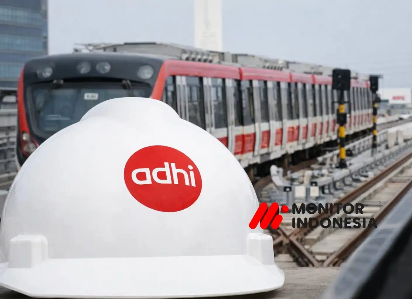 Badan Pemeriksa Keuangan (BPK) RI mengungkap potensi kehilangan pendapatan sebesar Rp535,4 miliar dalam proyek pembangunan LRT Jabodebek yang dikelola PT Adhi Karya (Persero) Tbk. Dalam Laporan Hasil Pemeriksaan (LHP) tahun buku 2022–2023, BPK juga menyoroti integrasi sistem yang belum efektif, pekerjaan persinyalan yang belum sepenuhnya sesuai desain dan kontrak, serta pencatatan akuntansi yang dinilai tidak presisi. Temuan ini menjadi alarm keras terhadap tata kelola proyek strategis nasional tersebut - Helm Adhi Karya dan LRT Jabodebek (Foto: Dok MI/Olahan)