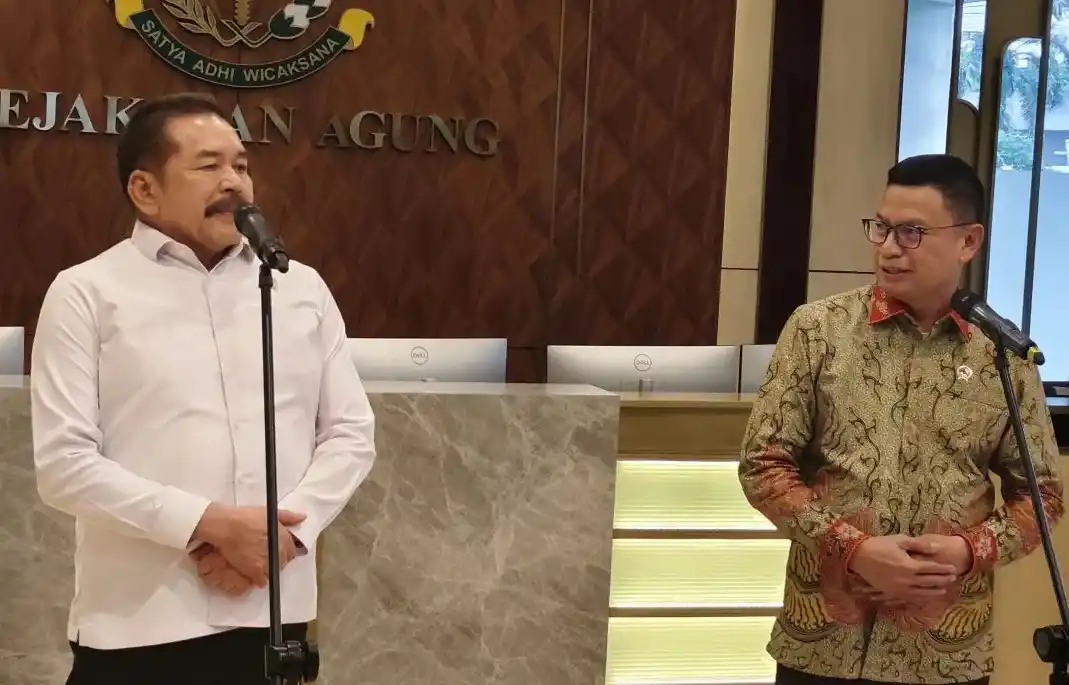 Jaksa Agung Sanitiar (ST) Burhanuddin bersama Kepala BPOM dr. Taruna Ikrar berbicara dengan awak media di Gedung Utama Kejaksaan Agung, Jakarta, Rabu (11/12/2024)