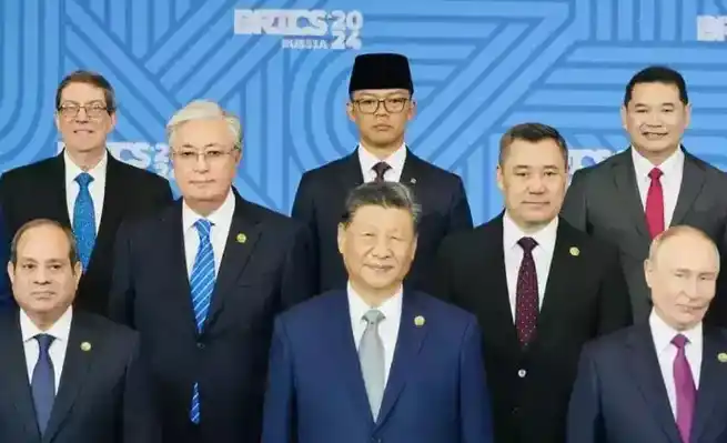 Menteri Luar Negeri Sugiono (mengenakan peci) berfoto dengan para pemimpin dunia di KTT BRICS Plus di Kazan pada 24 Oktober 2024. (Foto: Instagram/@sugiono_56)