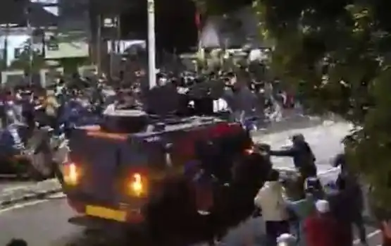 Anggota Satbrimob Polda Metro Jaya yang melindas pengemudi ojek online (ojol) Affan Kurniawan dengan kendaraan taktis (rantis) Brimob saat terjadi aksi unjuk rasa sehingga menyebabkan korban meninggal dunia, Kamis (28/8/2025). Foto: Dok MI