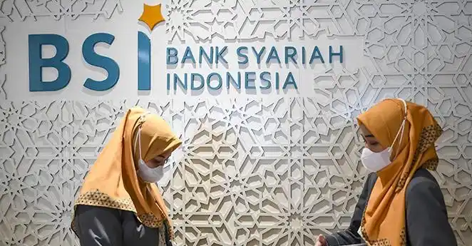 Teller PT Bank Syariah Indonesia Tbk (BSI) menghitung uang dolar AS di Kantor Cabang BSI Jakarta Thamrin, Jakarta, Kamis 11 Mei 2023. (Foto: Istimewa)
