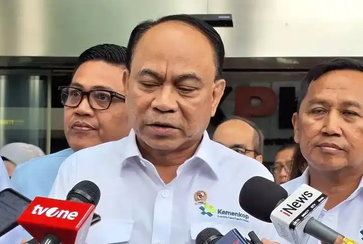 Menteri Koperasi Budi Arie Setiadi (tengah) memberikan keterangan kepada wartawan usai pertemuan dengan Komisi Pemberantasan Korupsi (KPK) untuk mencegah terjadinya penyimpangan dalam program Koperasi Desa Merah Putih, Rabu (21/5/2025)