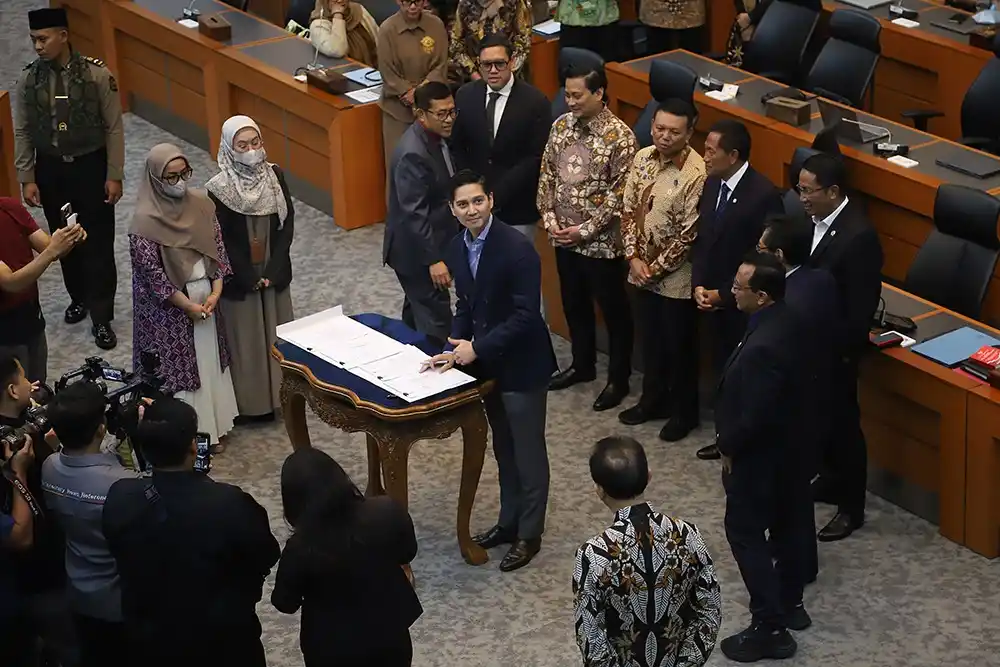 Wakil Ketua Komisi I DPR RI dari Fraksi Partai Gerindra, Budisatrio Djiwandono saat menandatangani pengesahan RUU TNI menjadi UU TNI di Gedung DPR RI, Jakarta, (20/3)