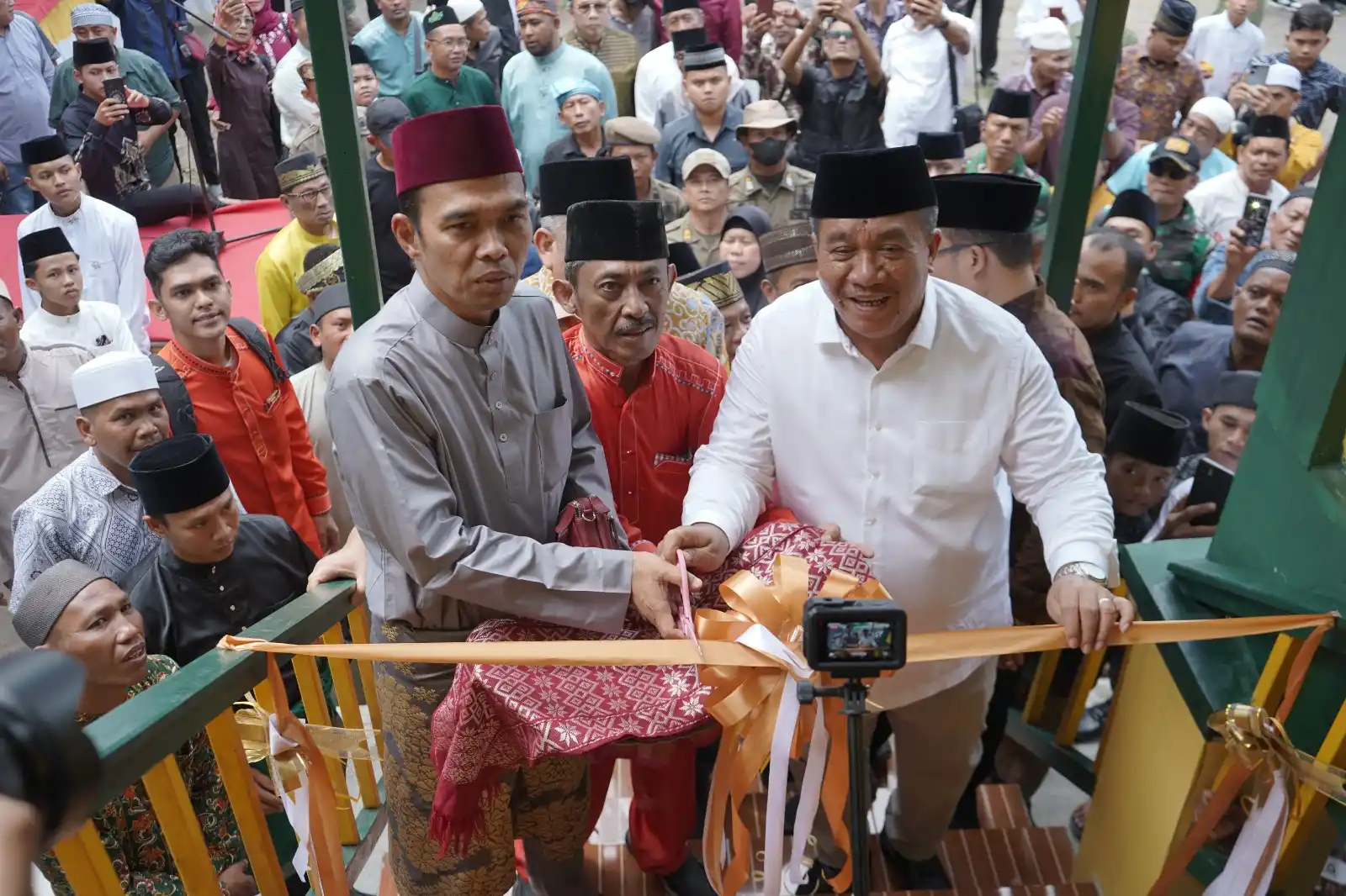 Bupati Asahan Taufik Zainal Abidin Siregar (kanan) bersama Ustadz Abdul Somat (kiri). (Foto: Dok/MI))