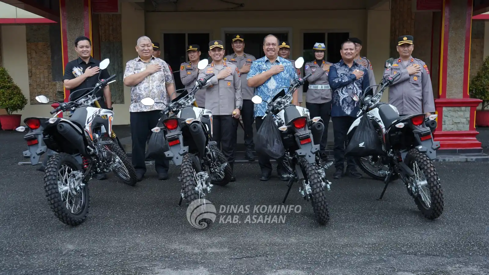 Bupati Asahan, Taufik Zainal Abidin Siregar menyerahkan 4 unit sepeda motor kepada Polres Asahan, Kamis (6/3/2025).