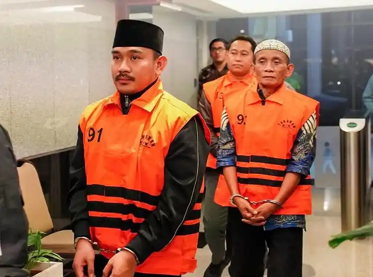 Bupati Bekasi Ade Kuswara Kunang (depan) (Foto: Dok MI/KPK)