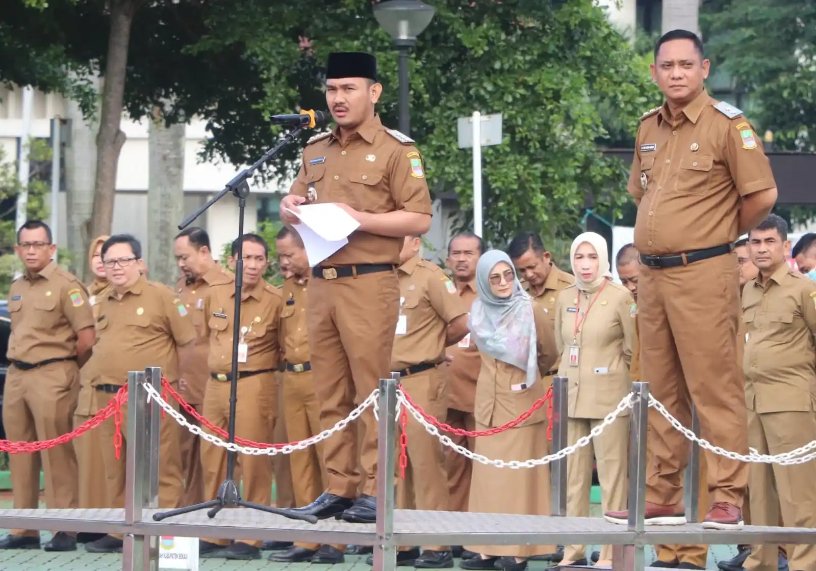 Bupati Bekasi, Ade Kuswara Kunang, bersama Wakil Bupati Asep Surya Atmaja, memimpin apel perdana bagi Aparatur Sipil Negara (ASN) di lingkungan Pemerintah Kabupaten Bekasi di Plaza Pemkab Bekasi, Senin (3/3/2025).
