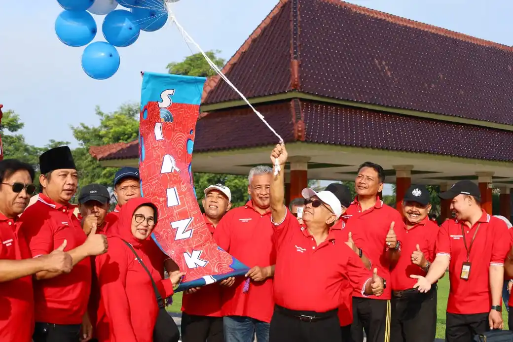 Bupati Blitar Rijanto saat melepas balon menandai peluncuran SI RIZKY di Alun-alun Kanigoro (Foto: Dok MI/JK)