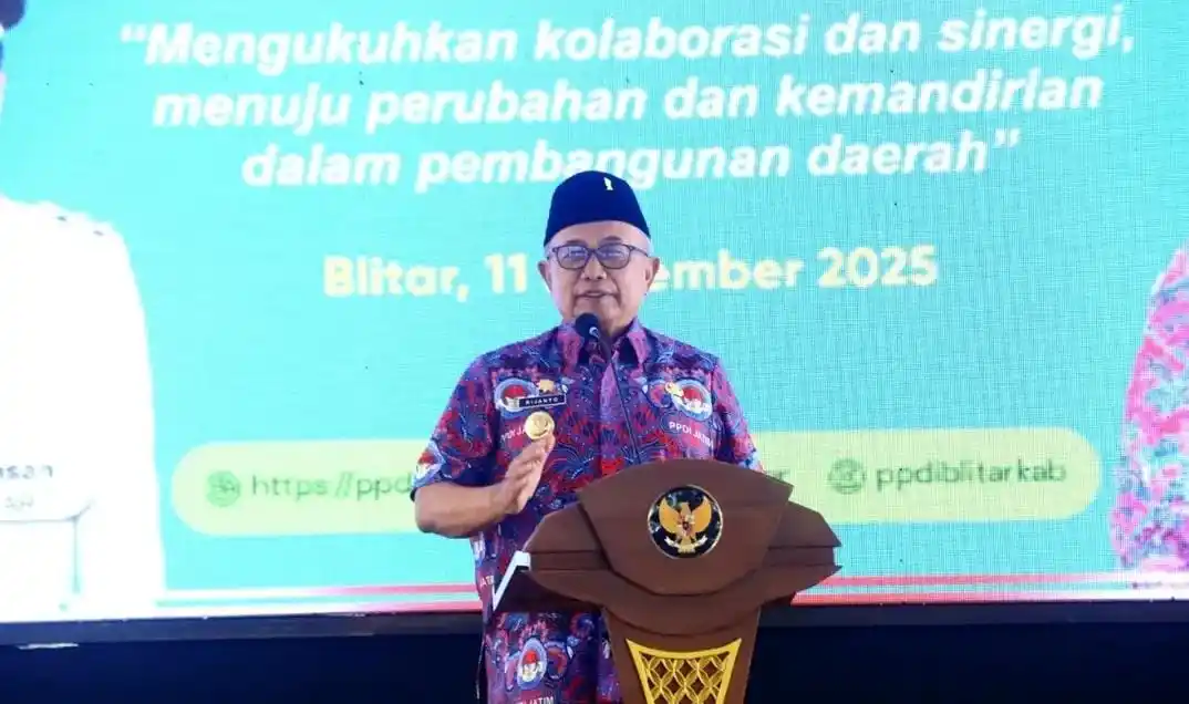 Bupati Blitar Rijanto saat menyampaikan sambutan Pengukuhan dan Pelantikan Pengurus Persatuan Perangkat Desa Indonesia (PPDI) Kabupaten Blitar periode 2025–2030 (Foto: Dok MI/Kominfo Kabupaten Blitar)