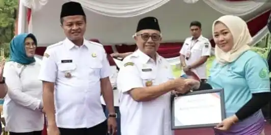 Bupati Blitar Rijanto bersama Wakil Bupati Blitar Beky Herdihansyah, saat memberikan penghargaan kepada nakes berprestasi (Foto: Dok MI/Kominfo)
