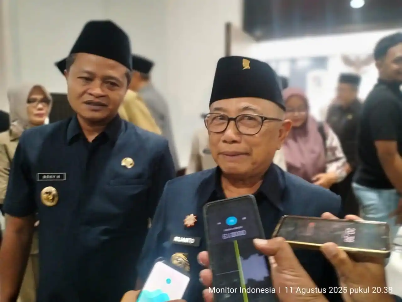 Bupati Blitar Rijanto bersama Wakil Bupati Blitar Beky Herdiansyah, saat menyampaikan keterangan pers usai acara, di Graha Paripurna DPRD Kabupaten Blitar. (Foto: Dok/JK)