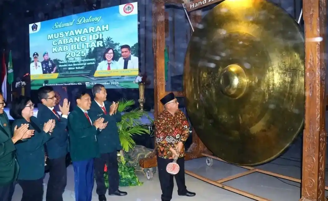 Bupati Blitar Rijanto memukul gong menandai dimulainya Muscab IDI Blitar Raya (Foto: Dok MI/Kominfo Kabupaten Blitar)