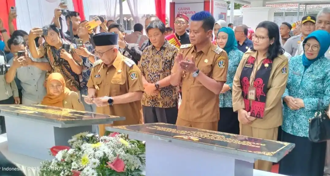 Bupati Blitar Rijanto saat menandatangani prasasti gedung Rawat Inap RSUD Ngudi Waluyo. (Dok/JK-MI)