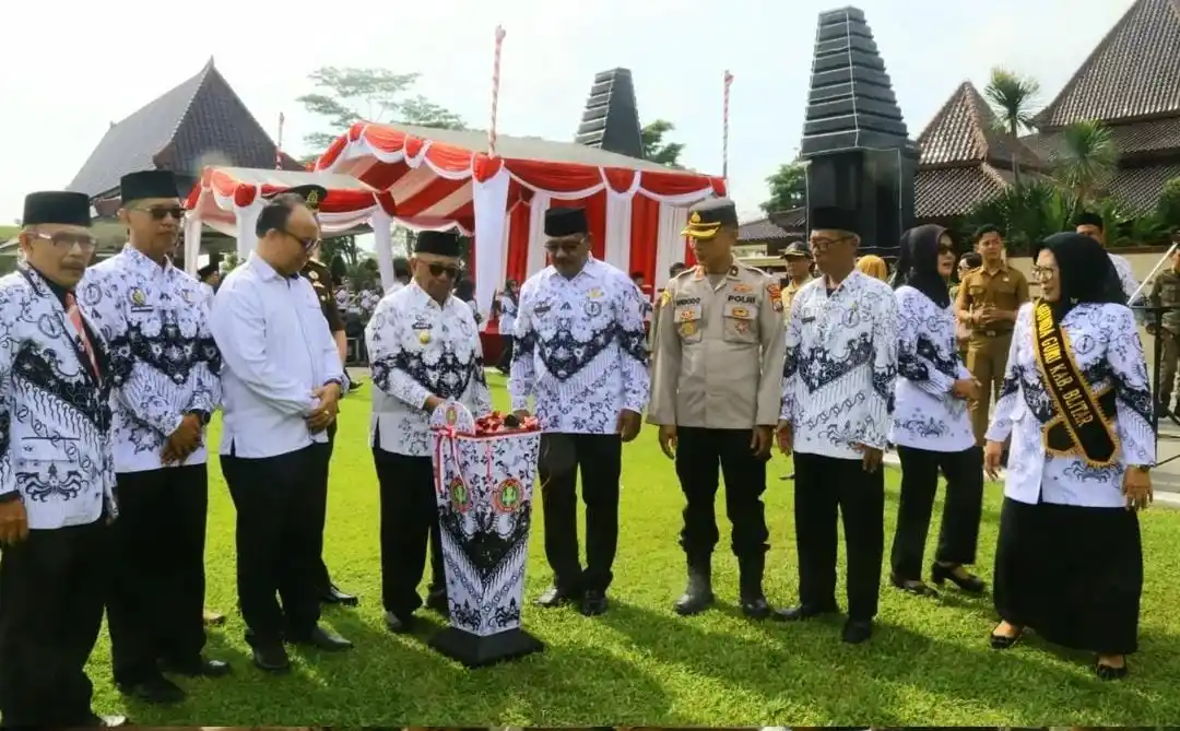 Bupati Rijanto meluncurkan Portal Multimedia Pembelajaran Interaktif bersama jajaran PGRI Kabupaten Blitar (foto: Dok MI/Joko Prasetyo)