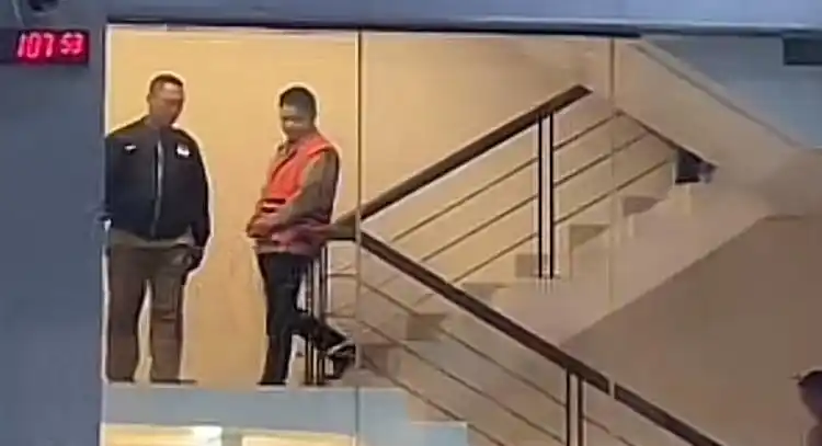 Bupati Kolaka Timur Abdul Azis resmi mengenakan rompi tahanan KPK usai diperiksa terkait dugaan kasus korupsi Dana Alokasi Khusus (DAK) Kesehatan pekerjaan Pembangunan & Peningkatan Kualitas/Status Rumah Sakit, Jumat (8/8/2025) sampai dengan Sabtu (9/8/2025) dini hari.