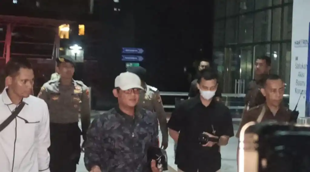 Bupati Lampung Tengah, Ardito Wijaya tiba di KPK pada Rabu (10/12/2025) malam (Foto: Dok MI/Albani Wijaya)