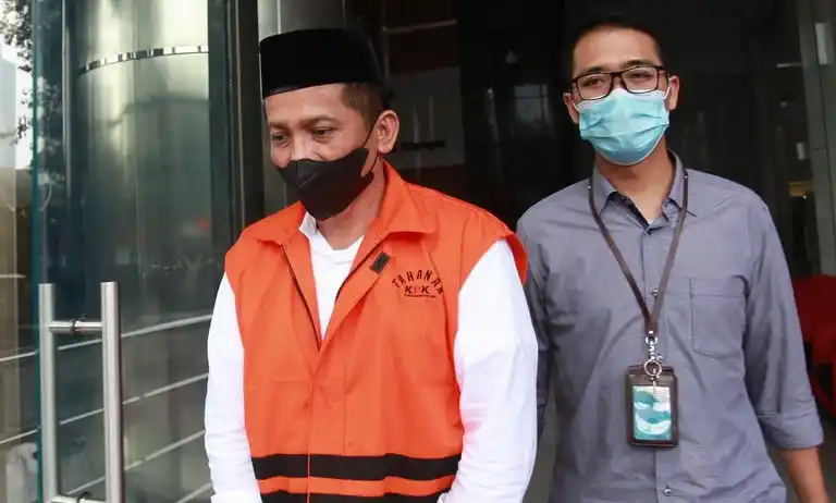 Bupati Meranti (Nonaktif) Muhammad Adil (kiri) berjalan menuju mobil tahanan usai menjalani pemeriksaan di Gedung Merah Putih KPK, Jakarta, Kamis (27/4/2023).