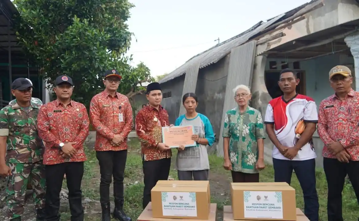 Bupati Mojokerto Serahkan Bantuan Material dan Sembako untuk Korban Angin Ribut (Foto: Ist)