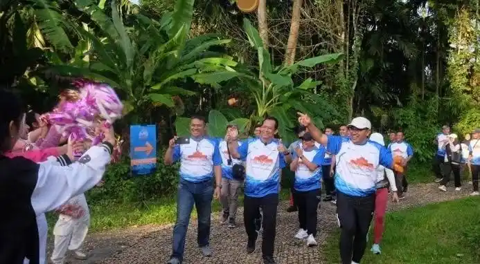 Bupati Muaro Jambi Bambang Bayu Suseno berjalan santai bersama peserta Temple Run 2025 di area Candi Muaro Jambi (Foto: Dok/MI)
