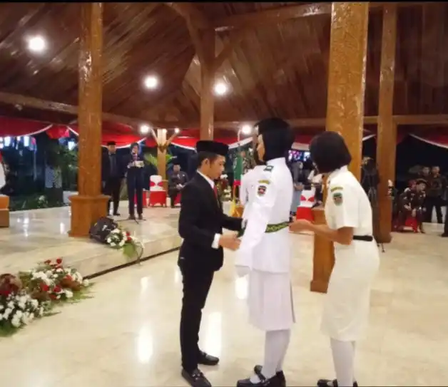 Para anggota Paskibra Purwakarta saat dikukuhkan Bupati Purwakarta Saepul Bahri Binzein (Foto: ISTIMEWA)