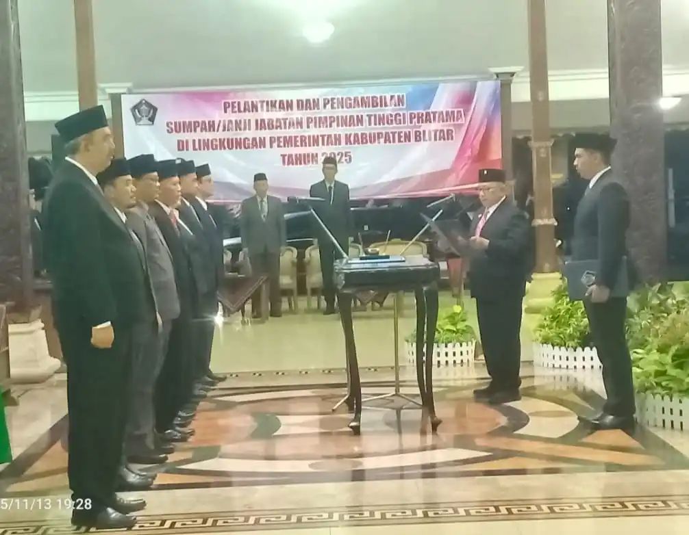 Bupati Blitar Rijanto saat mengambil sumpah/janji Jabatan Pimpinan Tinggi (JPT) Pratama di Pendopo Ronggo Hadinegoro, pada Kamis (13/11) Malam (Foto: Dok MI/Joko Prasetyo)