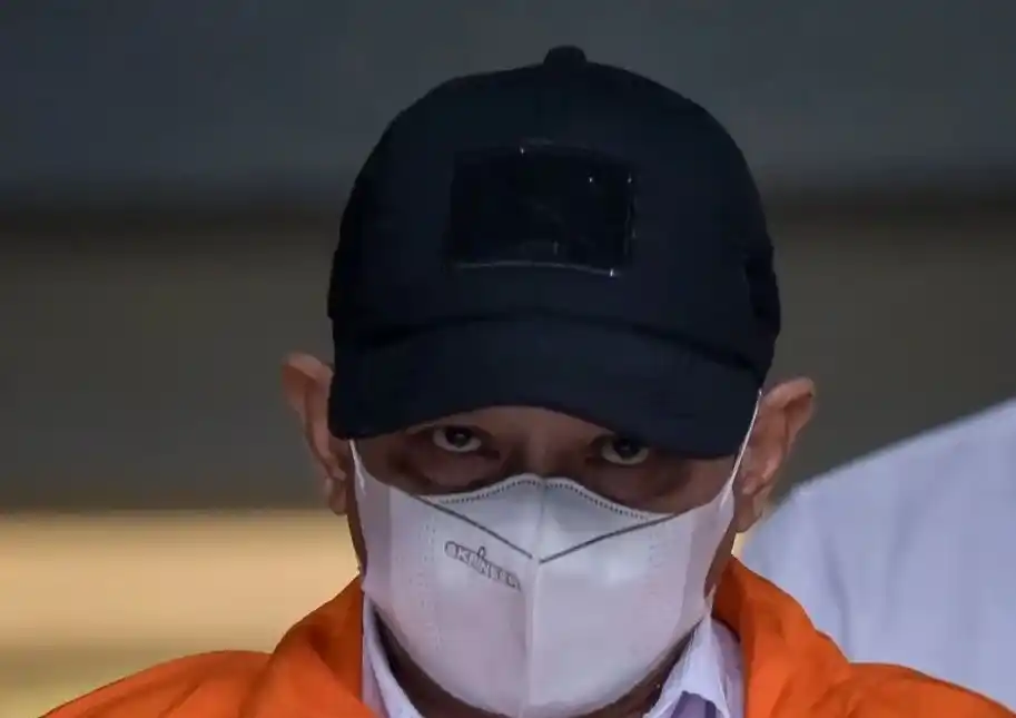 Bupati Situbondo nonaktif Karna Suswandi berjalan keluar usai menjalani pemeriksaan di Gedung Merah Putih KPK, Jakarta, Rabu (12/2/2025)