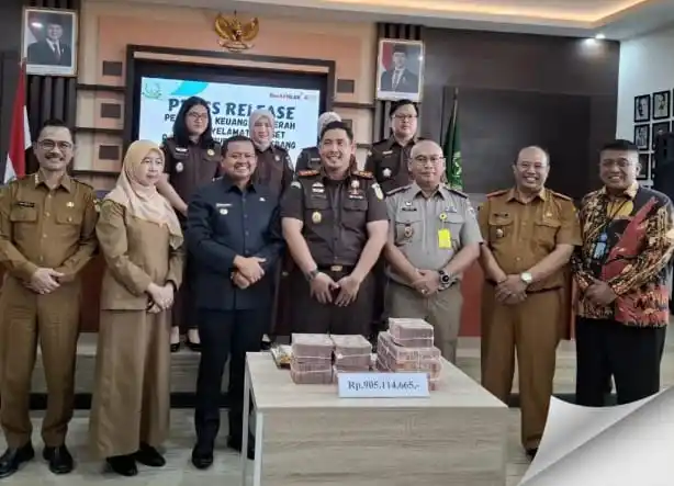 Bupati Sumedang, Dony Ahmad Munir bersama Kejari Sumedang dan jajaran. (Foto: Instagram/@donyahmad.munir)