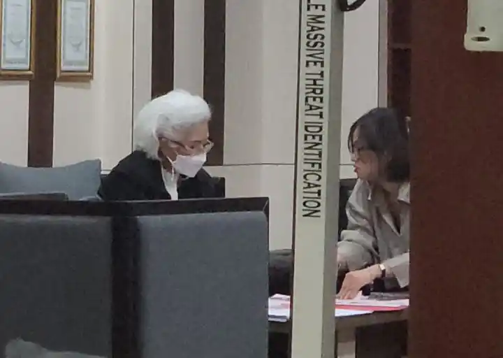 Buron pencucian uang Henny Djuwita Santosa mengenakan masker putih (Foto: Dok MI)