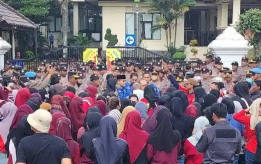 Buruh PT Yihong Novatex Menggelar Aksi Unjuk Rasa (Foto: Ist)