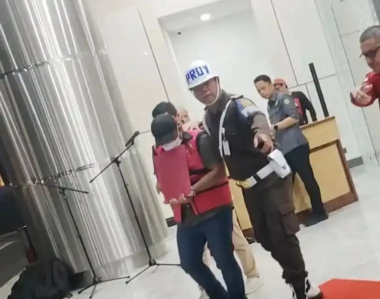 Petugas pada Kejaksaan Agung menggiring tersangka kasus perintangan penanganan perkara berinisial MAM menuju mobil tahanan di Gedung Kejaksaan Agung, Jakarta, Kamis (8/5/2024).