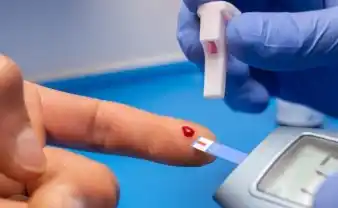 Ilustrasi - Petugas kesehatan mengecek gula darah terhadap pasien (Foto: Ist)