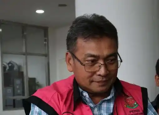 Mantan Komisaris Independen PT PLN (Persero), Charles Sitorus tersangka korupsi impor gula Rp 400 miliar mengenakan rompi tahanan Kejagung (Foto: Dok MI)