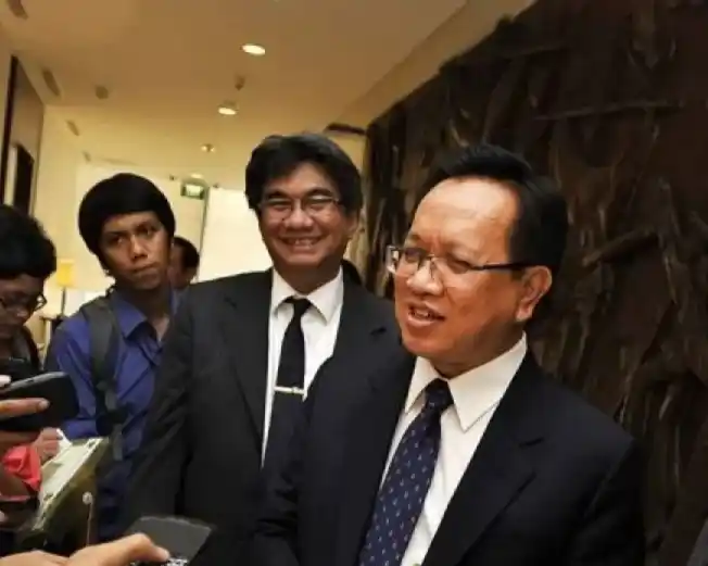 Direktur Pengolahan Pertamina Chrisna Damayanto (kanan) memberi keterangan terkait kerjasama fasilitas produksi petrokimia terintegrasi, di Jakarta, Senin (3/12/2012).