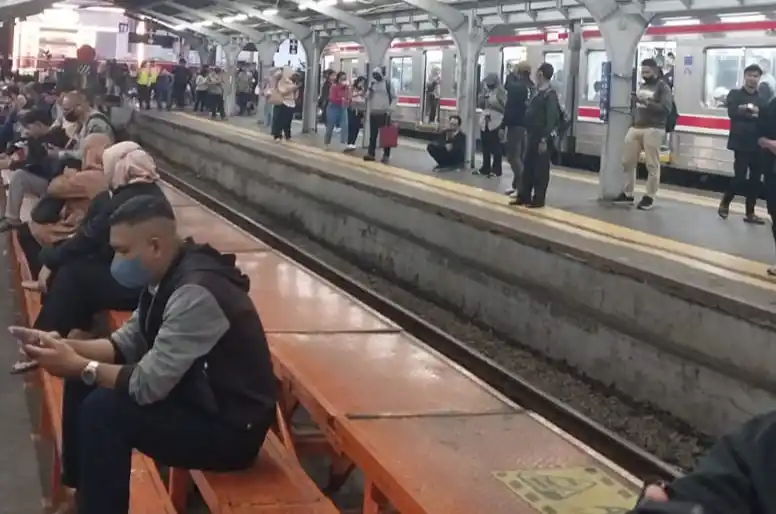 Efek gempa 4,9 SR Kabupaten Bekasi, Commuter Line tujuan bogor sempat tertahan (Foto: Ist)