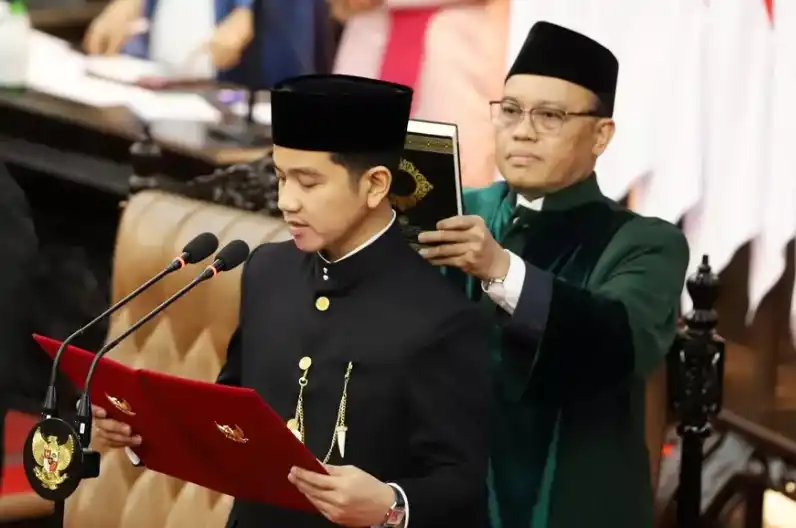 Wakil Presiden Gibran Rakabuming Raka mengucapkan sumpah jabatan dalam sidang paripurna MPR dengan agenda pelantikan Presiden dan Wakil Presiden Republik Indonesia masa bakti 2024-2029 di Gedung Nusantara, Kompleks Parlemen, Senayan, Jakarta, Minggu (20/10/2024)