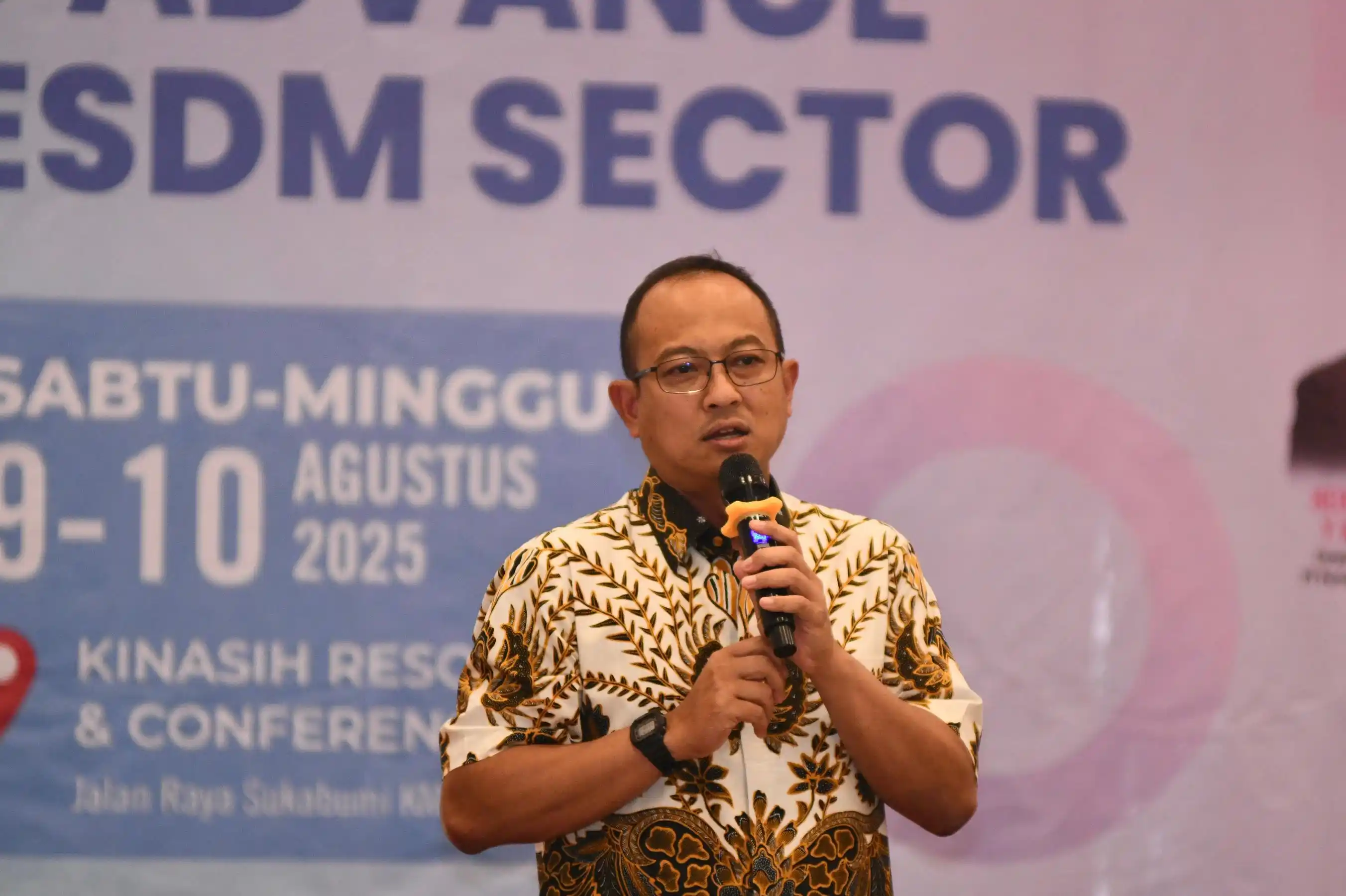 Corporate Secretary Pertamina Arya Dwi Paramita menyampaikan pemaparan pada acara E2S Retreat 2025 “Collaboration To Advance The ESDM Sector” yang diselenggarakan di Bogor, Jawa Barat, Pada Sabtu (9/8/2025). [Foto: Doc. Pertamina[