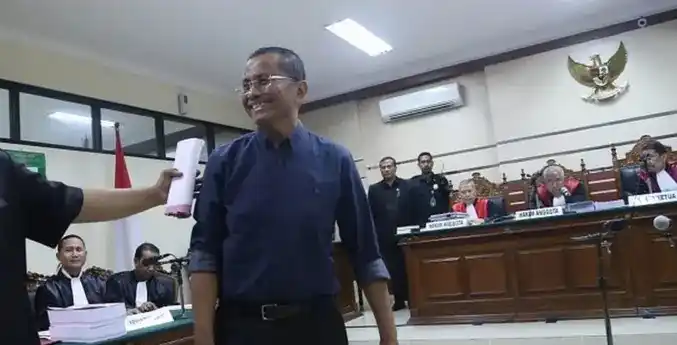 Terdakwa Dahlan Iskan usai menjalani sidang perdana kasus pelepasan aset BUMD Jawa Timur di Pengadilan Tindak Pidana Korupsi (tipikor) Surabaya di Juanda, Sidoarjo, Selasa, (29/11/2006)