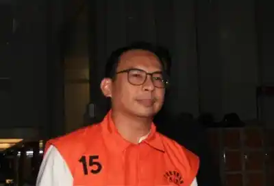 Direktur Komersial PT Perusahaan Gas Negara (PGN) tahun 2016-2019 Danny Praditya (kanan) berjalan keluar menuju mobil tahanan usai menjalani pemeriksaan di Gedung Merah Putih KPK, Jakarta,Kamis (15/5/2025). Foto: Istimewa