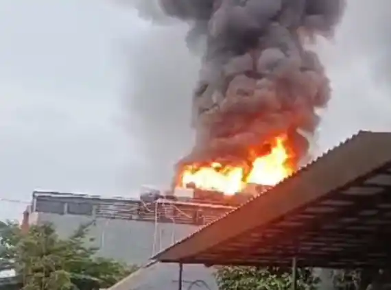 Lokasi kebakaran dapur Makan Bergizi Gratis (MBG) di Jalan Kramat Aris, Setu, Cipayung, Jakarta Timur, Selasa (21/1/2025). [Foto: Gulkarmat Jakarta Timur]