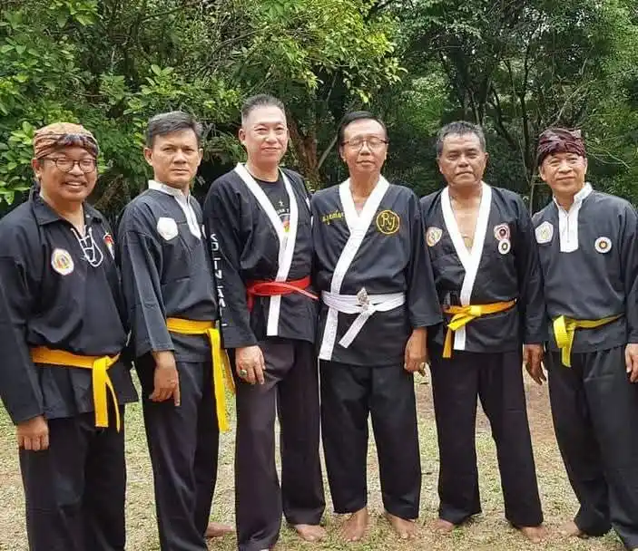Pemerhati dan juga praktisi pencak silat, Dar Edi Yoga (nomor satu dari kiri). [Foto: Ist]