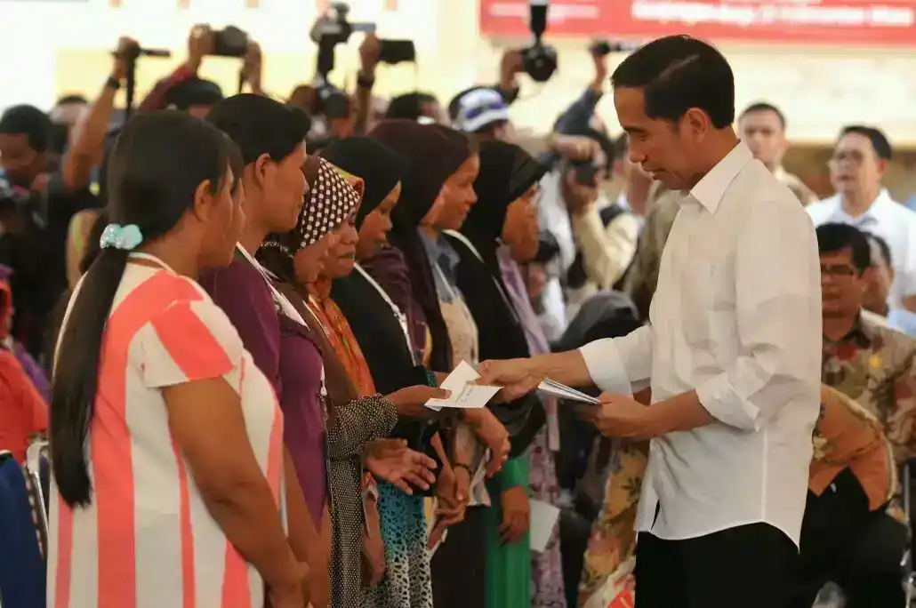 Jokowi saat memberikan bansos kepada warga (Foto: Dok MI)