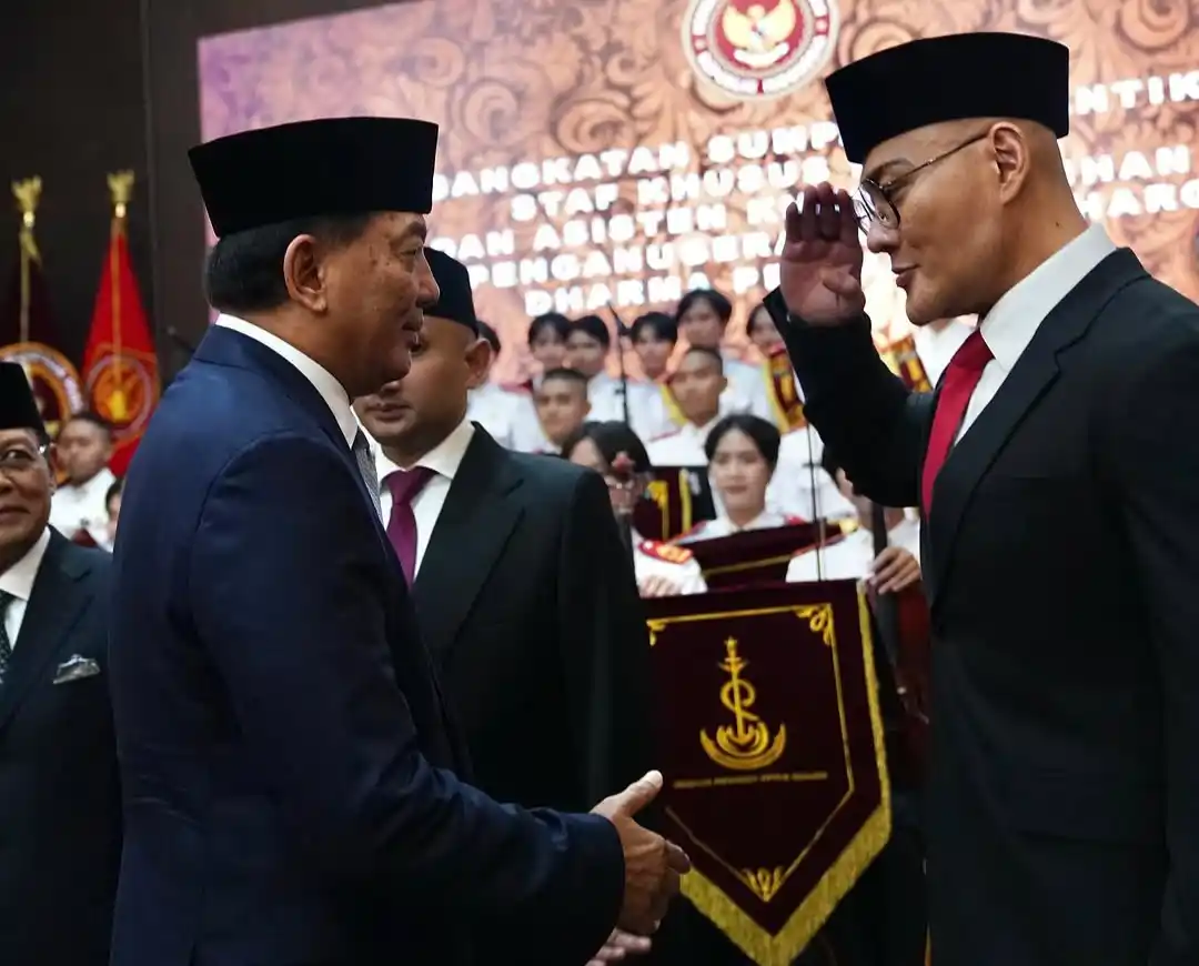 Menteri Pertahanan Sjafrie Sjamsoeddin mengangkat Deddy Corbuzier sebagai staf khusus di Kementerian Pertahanan (Kemhan), Senin (11/2/2025). [Foto: Ist]