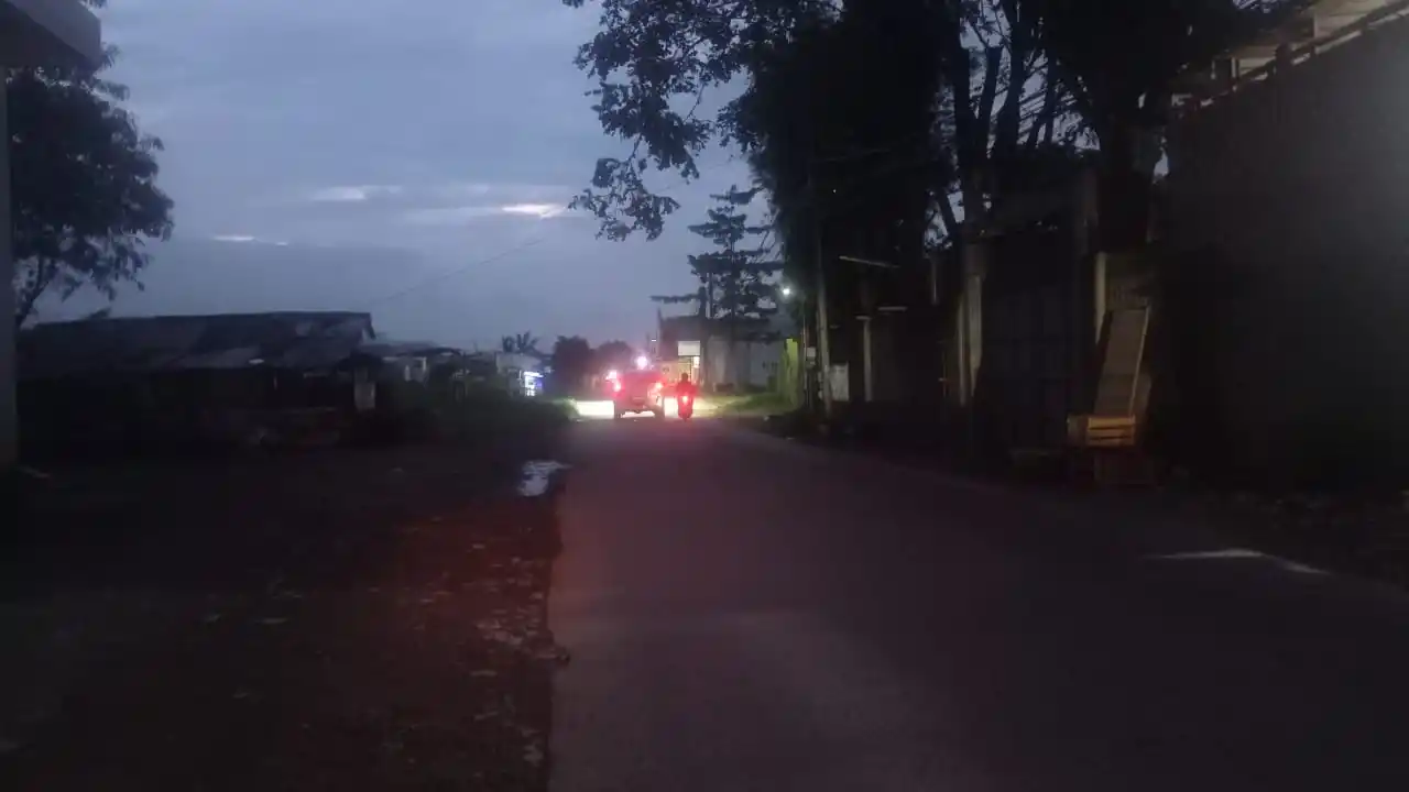 Kondisi di Jl. Bhayangkara, Kabupaten Bandung, Jawa Barat ketika menjelang malam. (Foto: Sugiyanto/MI)