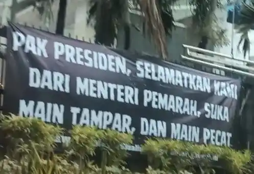 Spanduk minta tolong ke Presiden Prabowo bahwa ada menteri main tampar (Foto: Dok MI)